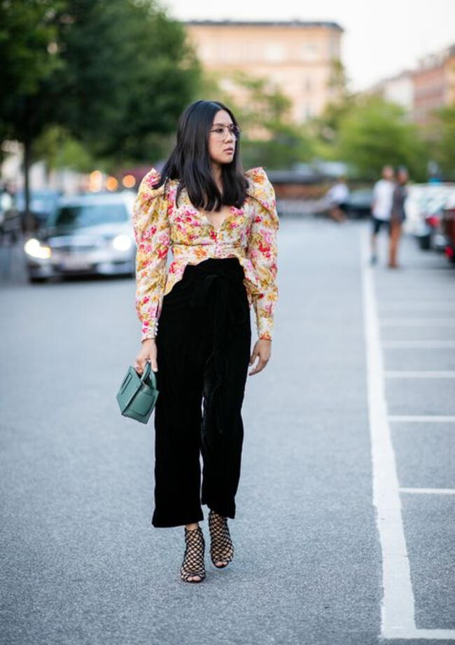 Modelo con elegante blusa con mangas abullonadas. | Difusión. 