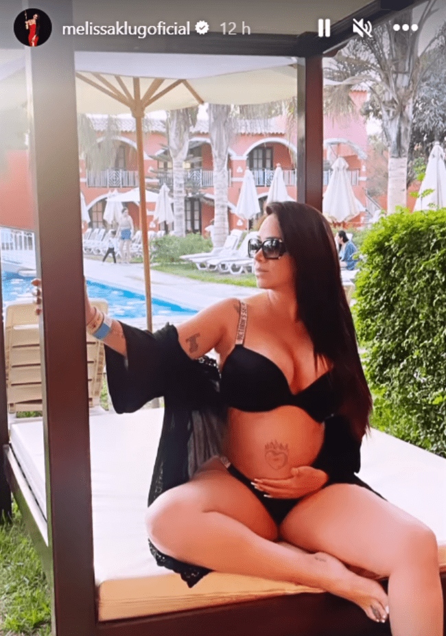 Melissa Klug muestra su pancita de embarazo con un atrevido bikini negro. | Instagram.   