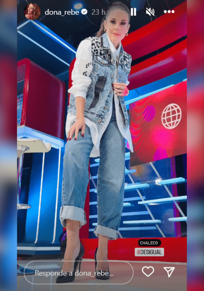 Rebeca Escribens con chaleco jean con estampado animal print. | Instagram.    