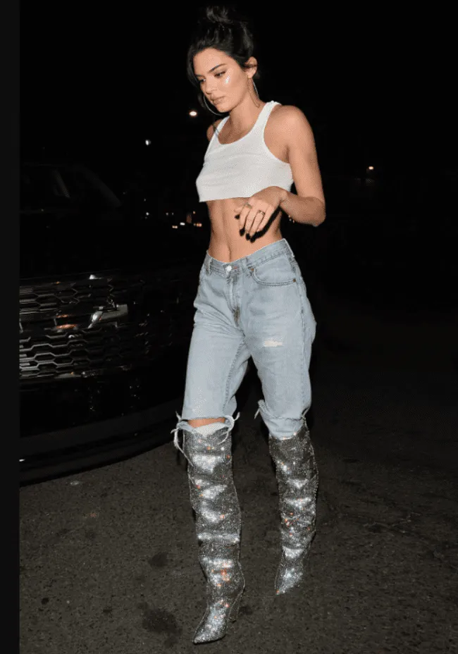 Kendall Jenner deslumbra con botas de cristales. | Difusión.  