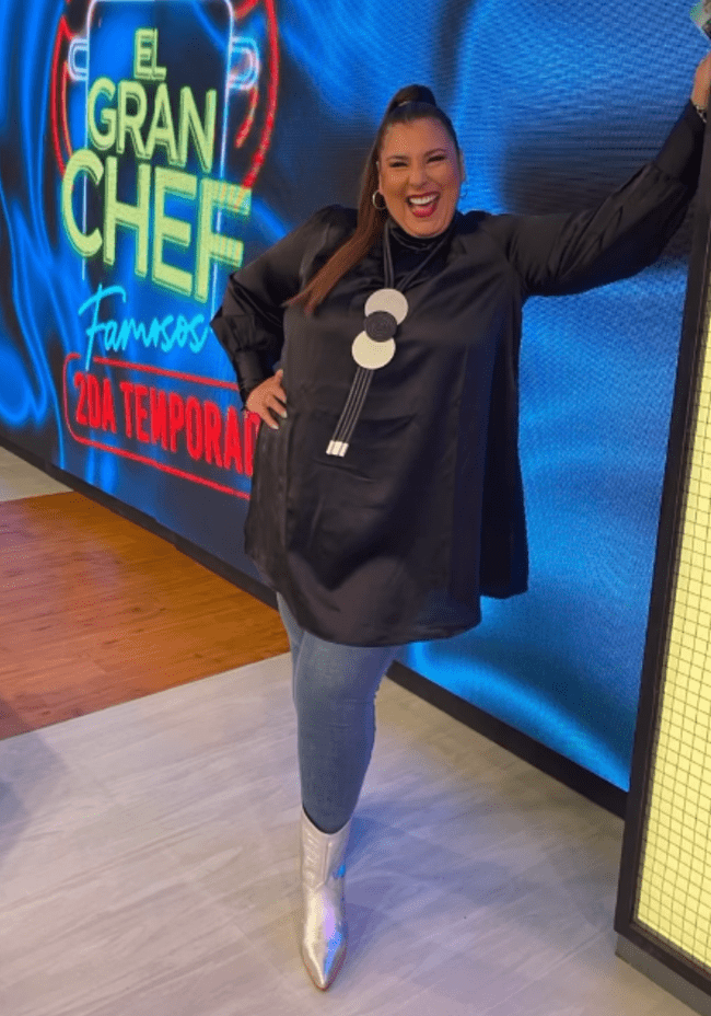 Mónica Torres deslumbra con botas metalizadas en 'El Gran Chef Famosos' | Instagram.    