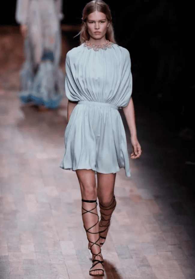 Modelo luciendo un outfit inspirado en la moda griega. | Difusión. 