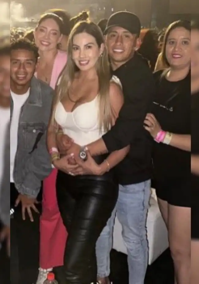 Christian Cueva disfruta concierto junto a su esposa. | Instagram.    