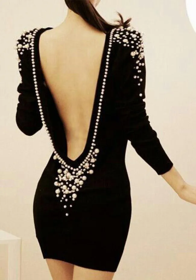 Modelo luciendo hermoso vestido negro con perlas. | Difusión.  
