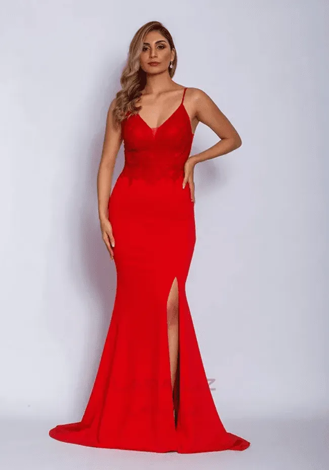 Modelo luciendo un atrevido vestido rojo pasión. | Difusión.  