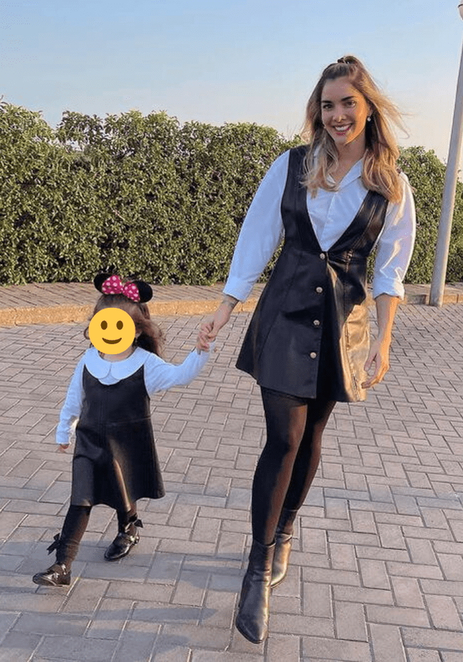 Korina Rivadeneira hace match con su pequeña hija luciendo un vestido negro de cuero. | Instagram.    