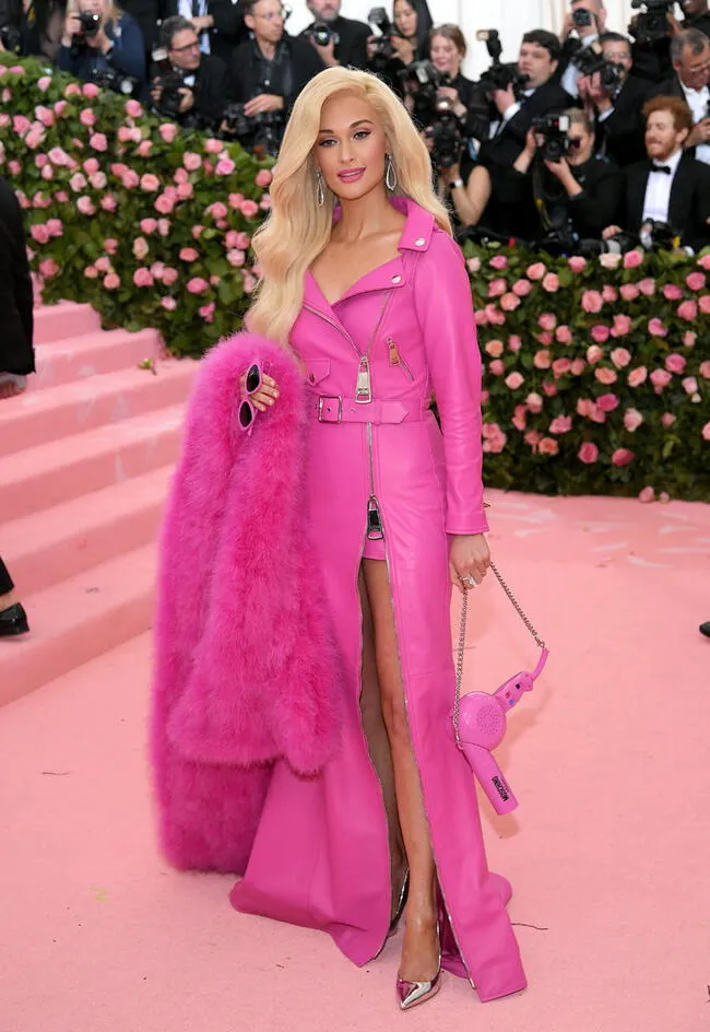 Modelo luciendo un auténtico outfit inspirado en la moda rosa de Barbie. | Difusión.    