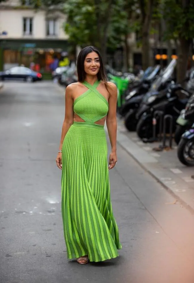 Modelo con hermoso vestido cut-out verde limón. | Instagram  