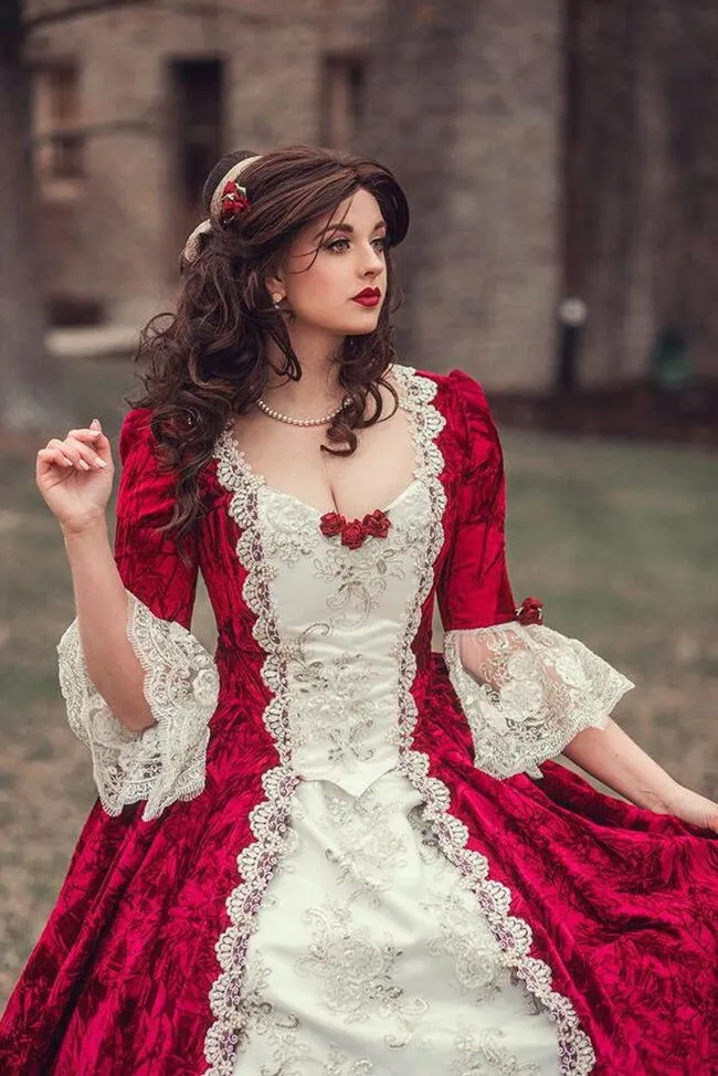 Modelo con vestido de la época colonial. | Difusión.  