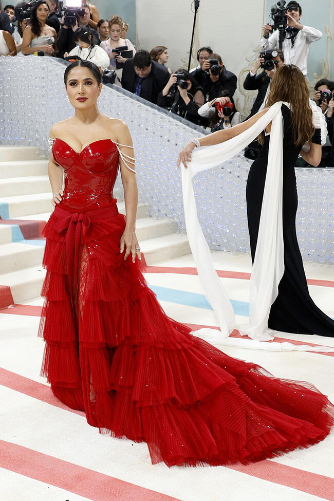 Salma Hayek impactó con vestido rojo de Gucci. | Difusión.    