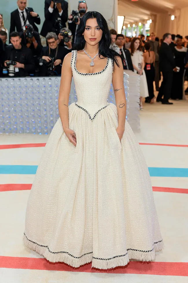 Dualipa llegó a la MET Gala con hermoso vestido de Chanel. | Difusión.    