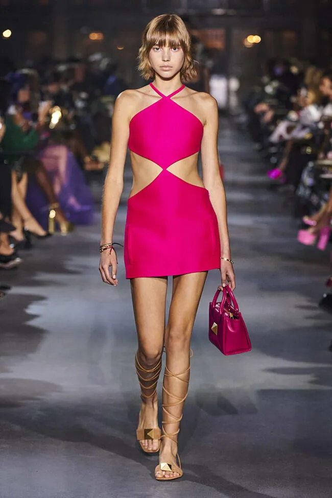 Modelo con elegante vestido fucsia cut-out. | Difusión. 