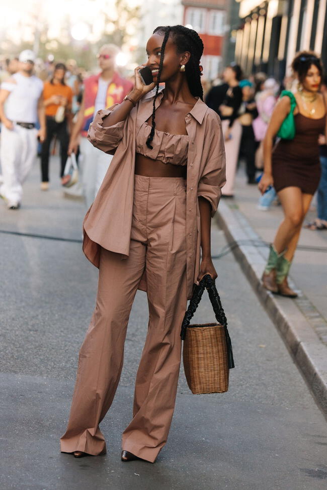 Modelo con increíble street style en tonalidad palo rosa. | Difusión.  