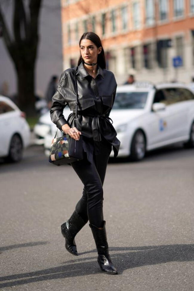 Modelo luciendo un increíble outfit total black de cuero. | Difusión.  