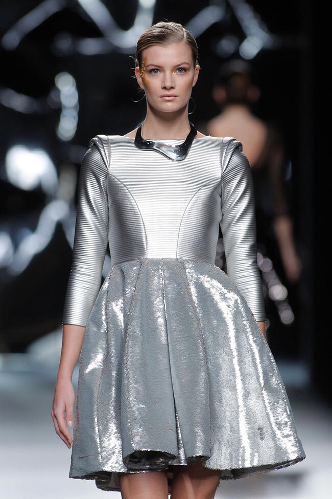 Modelo con vestido metalizado en tendencia. | Difusión. 