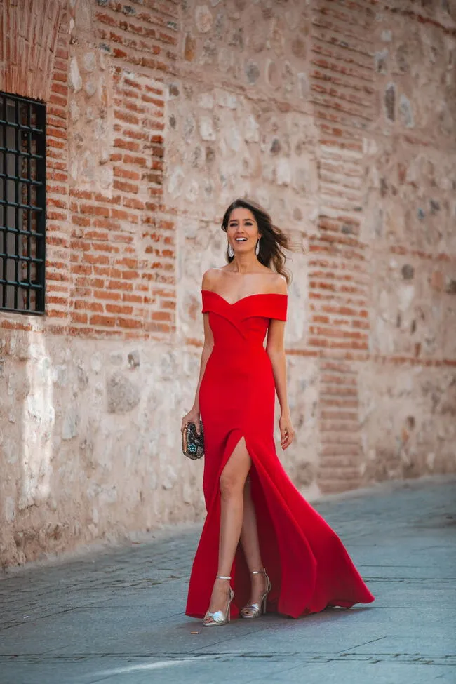Modelo luciendo un vestido rojo pasión. | Difusión.  