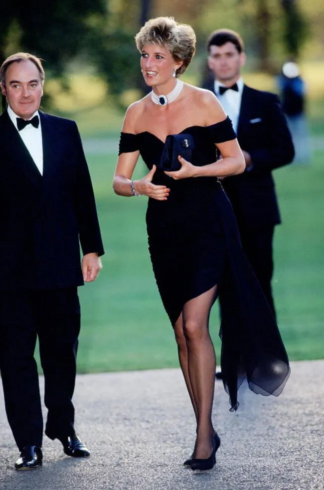 La princesa Diana robó miradas con impactante vestido negro. | Difusión.  