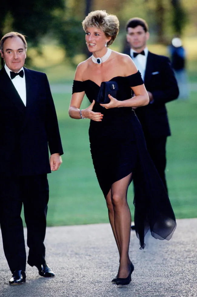 La princesa Diana utilizando el icónico vestido de la venganza. | Difusión.  