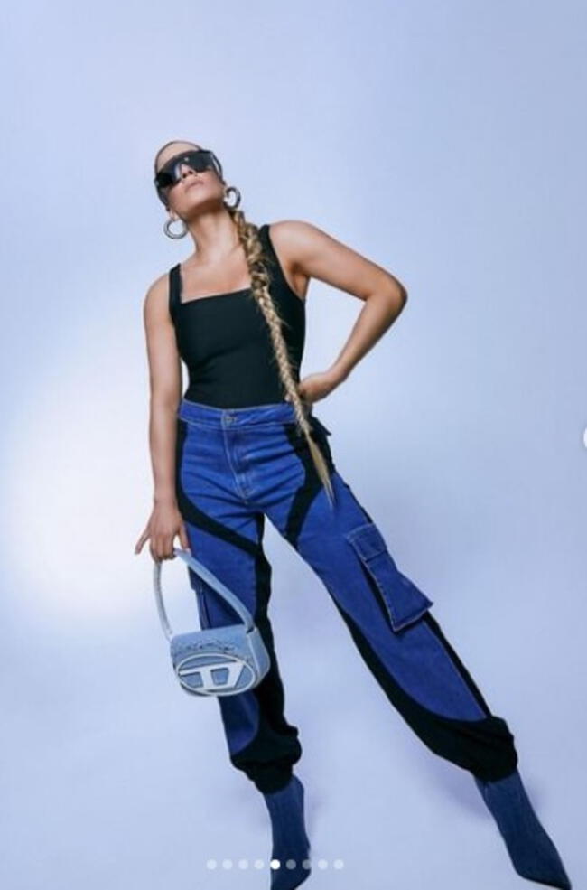 Alejandra Baigorria revive tendencia de los años 90 con magnéticos jeans  patchwork estilo cargo