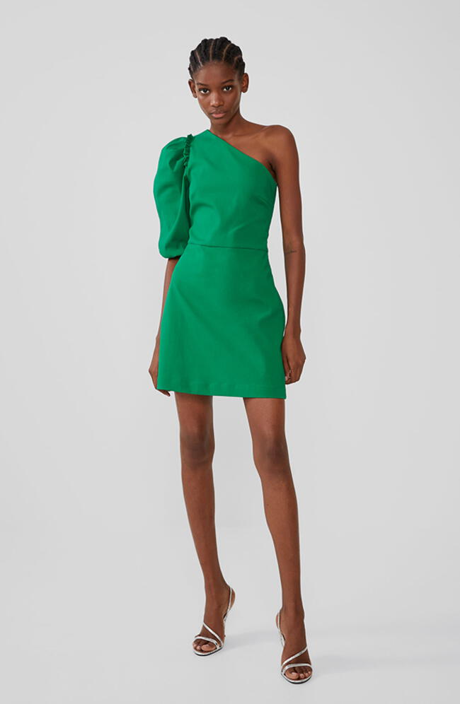 Modelo luce un vibrante vestido verde de escote asimétrico. | Difusión.  